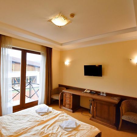 Country Saloon Bela Hotel Екстериор снимка