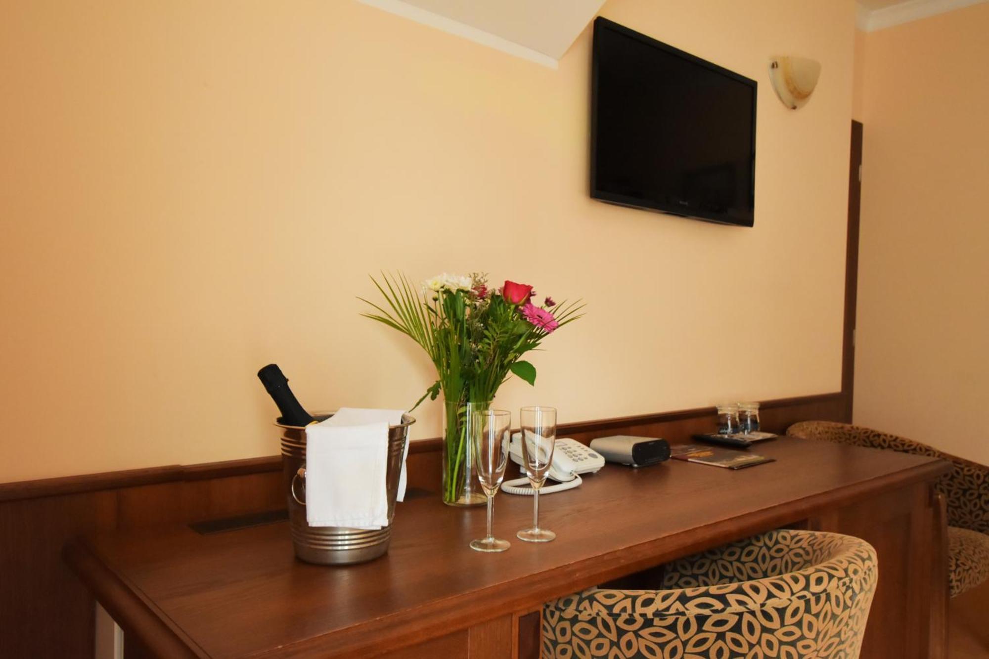 Country Saloon Bela Hotel Екстериор снимка