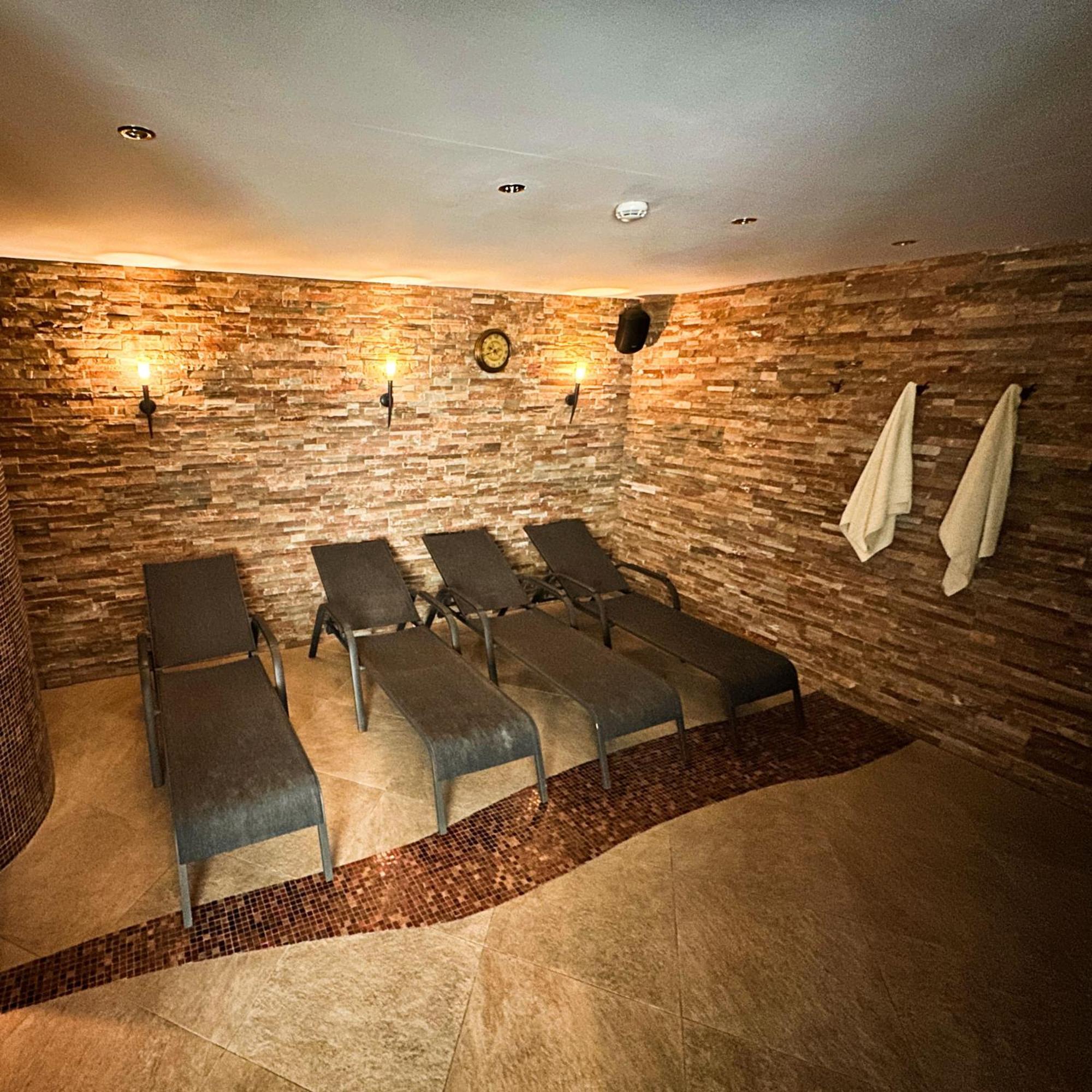 Country Saloon Bela Hotel Екстериор снимка