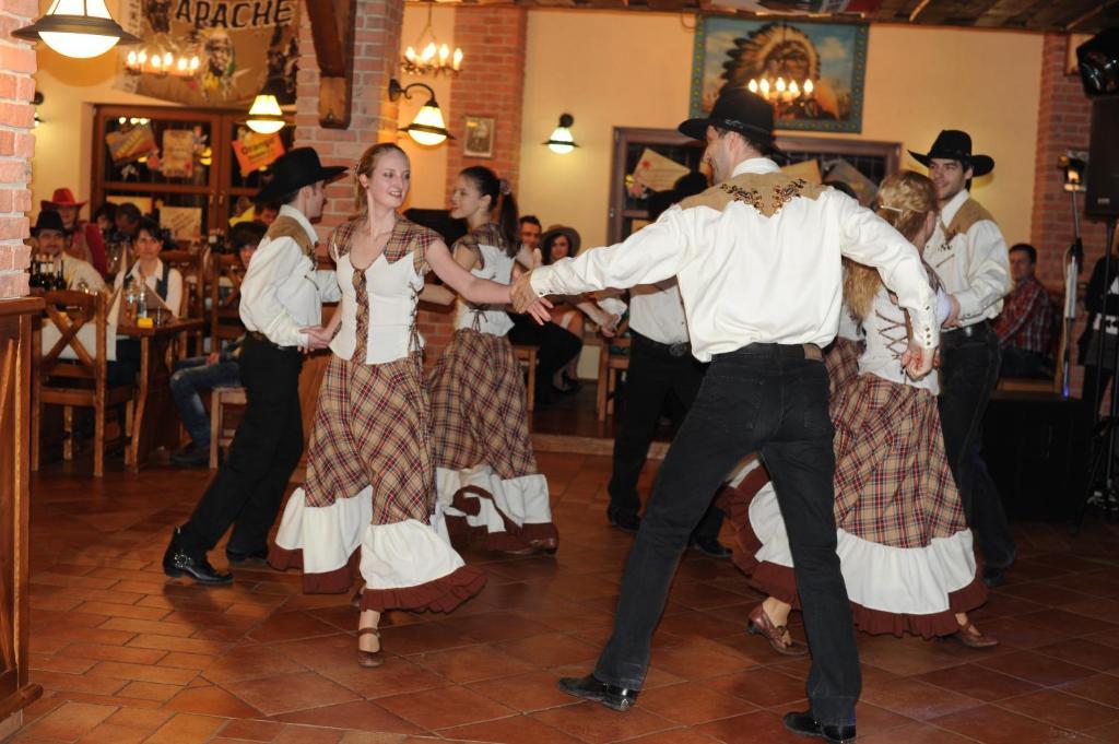 Country Saloon Bela Hotel Екстериор снимка